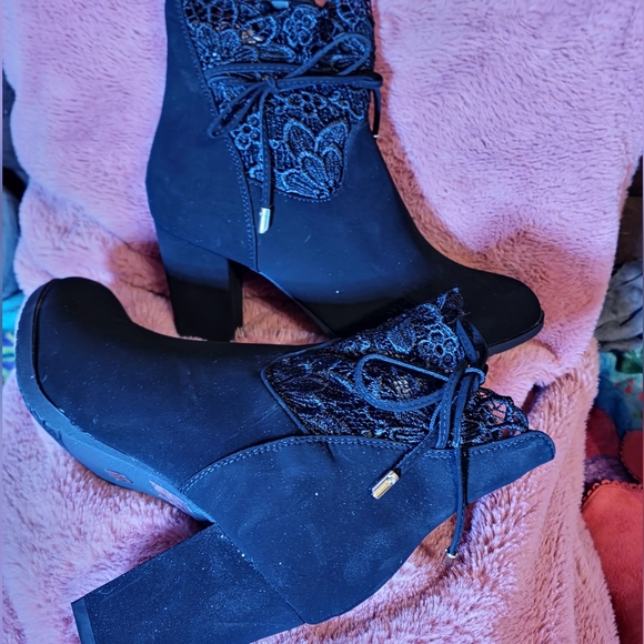 NWT SEXY💋 8.5 Black velvety suede with lace trim high block heels ankle boots - Picture 2 of 8